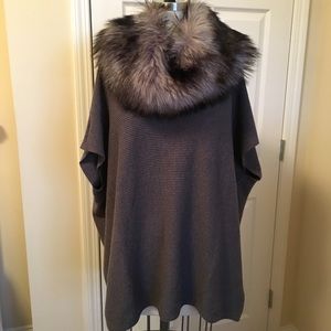 Grey sweater poncho & detachable faux fur collar